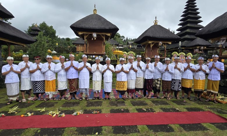 Usai melaksanakan Upacara Mejaya Jaya, Gubernur Bali terpilih 2025-2030 Wayan Koster bersama wagubnya Nyoman Giri Prasta serta semua kepala daerah kota/ kabupaten terpilih foto bersama di Pura Agung Besakih, Karangasem, Rabu 12/2/2025. (Foto/dok)