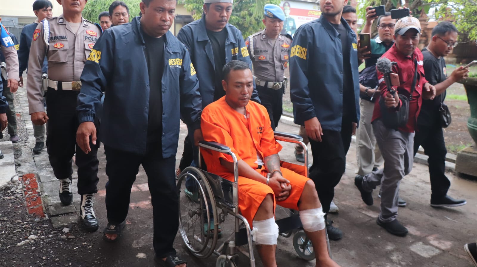 Bastomi Prasetiawan, penusuk pria bernama Kadek Parwata hingga tewas di Jalan Nangka Utara dihadirkan saat konferensi pers di Mapolresta Denpasar, Senin 17/2/2025. (Foto/dok)