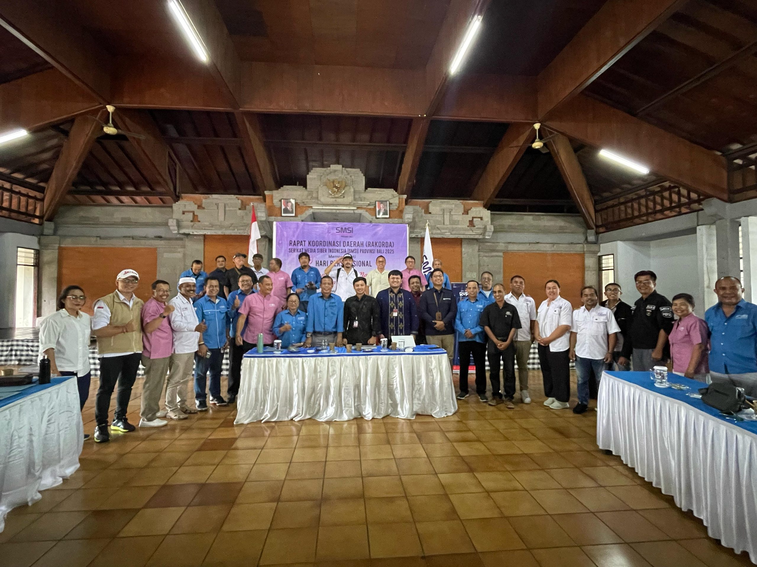 Ketua Serikat media Siner Indonesia (SMSI) provinsi Bali Emanuel Dewata Oja (Edo) tengah, dalam rapat koordinasi daerah (Rakorda), di gedung persatuan wartawan Indonesia (PWI) Bali, Selasa, 18/2/2025. (Foto/Orin)