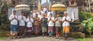 Sang Made Mahendra jaya dan ketua yayasan Puri kauhan ubud, Dr AAGN Ari Dwipayana didampingi para penanda puri kauhan Ubud, Senin 2/2/2025. (Foto/Orin)