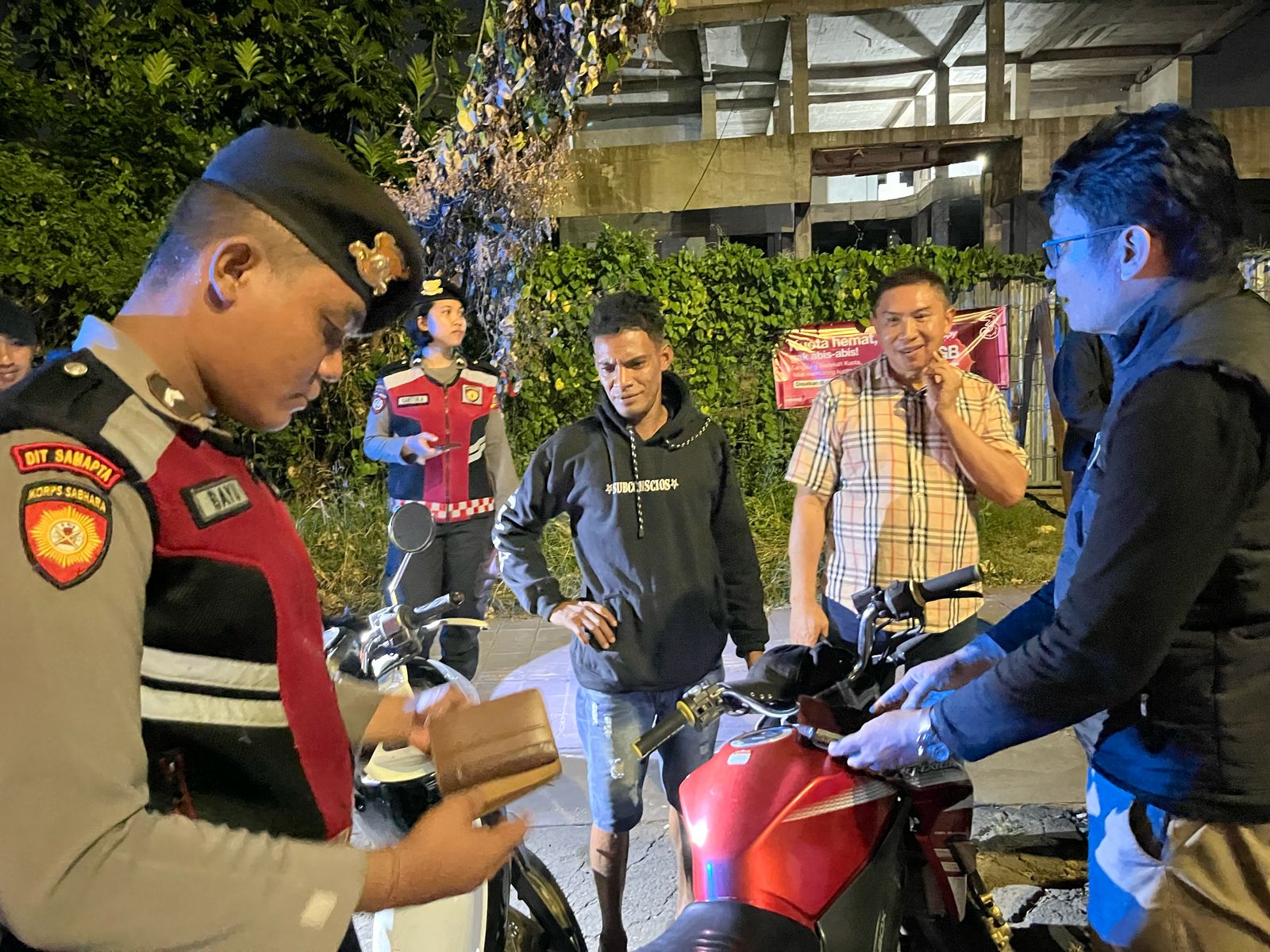 Periksa orang dan barang bawaan, Antisipasi terhadap tindak kejahatan di wilayah hukum Polda Bali. Sumber: Bid Humas pada, Sabtu, 8/3/2025 malam