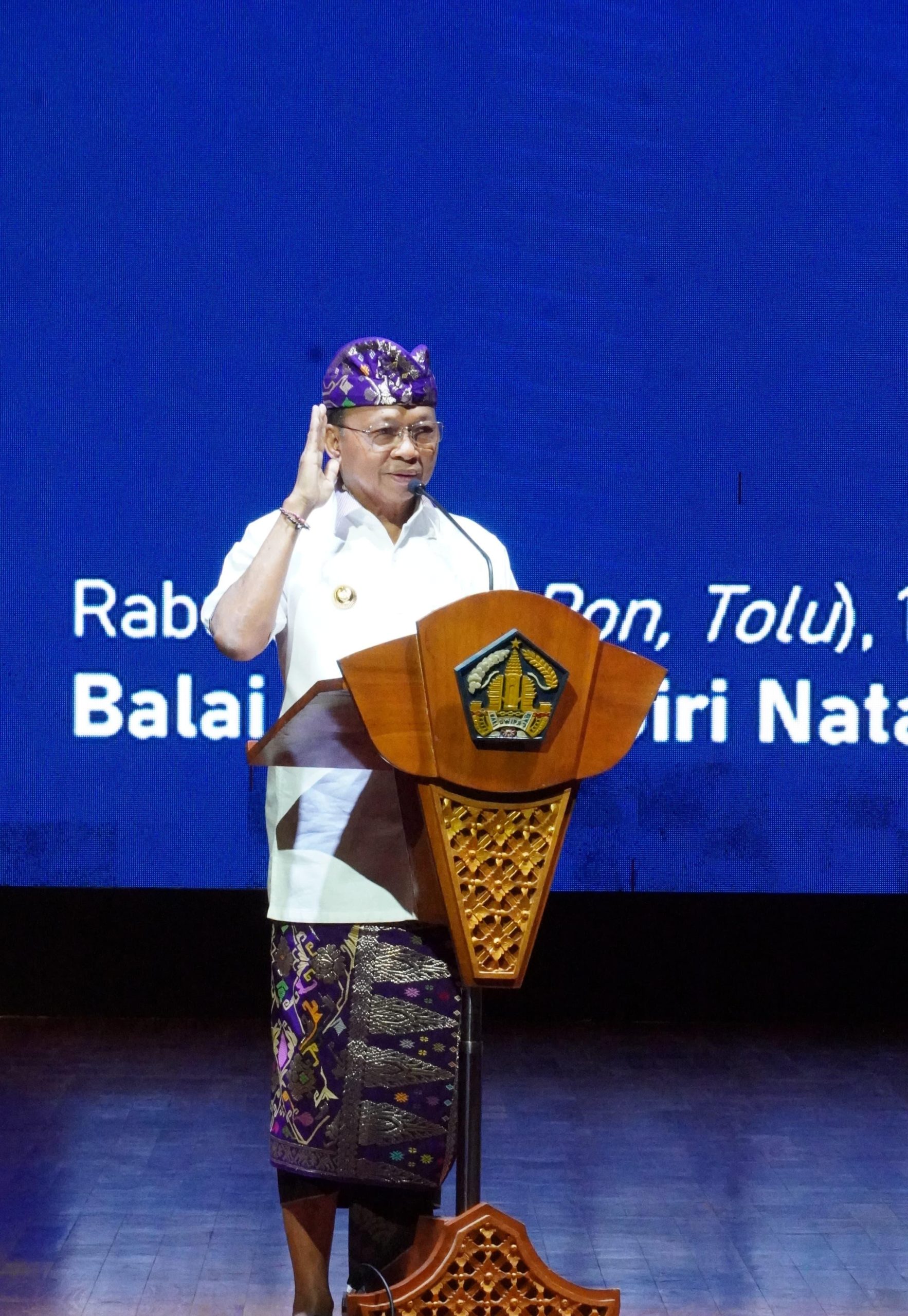 Gubernur Bali Wayan Koster saat berpidato dalam rapat koordinasi dengan seluruh kepala daerah se-bali, di gedung Giri niti mandala pusat pemerintahan kabupaten Badung, Rabu, 12/3/2025. (Foto/Orin).