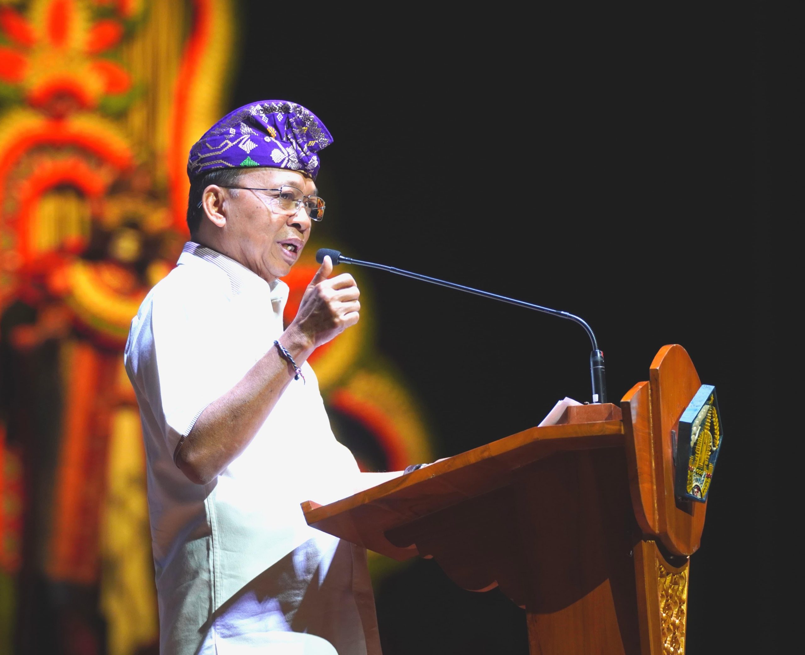 Gubernur Bali Wayan Koster, saat memberikan sambutan dalam rapat koordinasi dengan seluruh kepala daerah dan DPRD se-bali, di pusat pemerintahan (puspem) Badung, Rabu, 12/3/2025. (Foto/Orin)