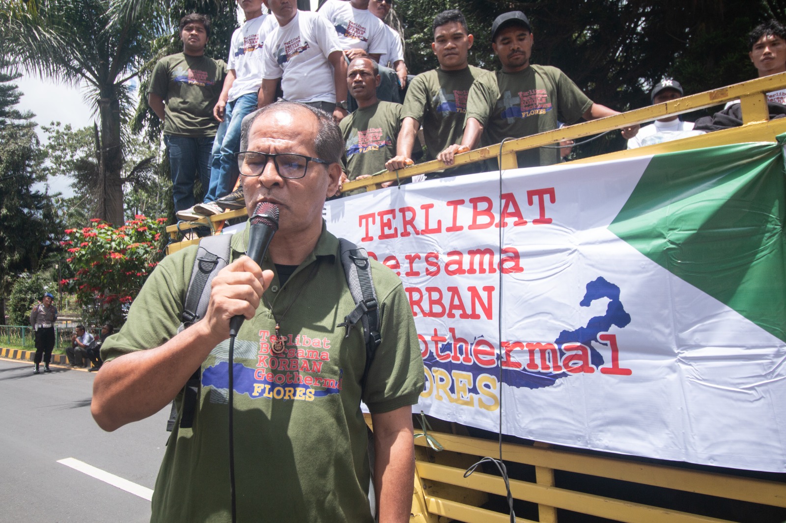 Pater Felix Baghi, SVD, koordinator Alliansi Terlibat Bersama Korban Geothermal Flores saat berorasi di Kota Bajawa, Ngada, Nusa Tenggara Timur, Rabu 12 Maret 2025. (Foto/dok).