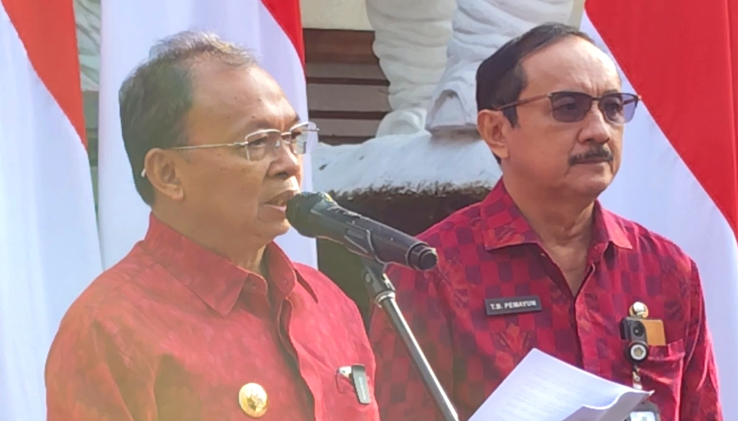 Gubernur Bali Wayan Koster, saat membacakan Surat Edaran (SE) Nomor 07 Tahun 2025 tentang Tatanan Baru bagi Wisatawan Asing Selama Berada di Bali di rumah jabatan gubernur, pada Senin 24/3/2025. (Foto/dok).