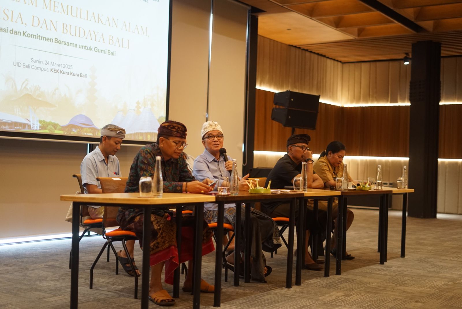 Jumpa pers pihak BTID dengan menghadirkan Bendesa Adat, MDA Kota Denpasar, dan Lurah Serangan di Kampus UID KEK Kura Kura Bali, Senin 24/3/2025. (Foto/dok).