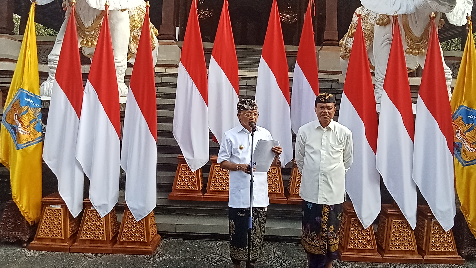 Gubernur Bali periode 2025-2030 Wayan Koster didampingi sekretaris Daerah (sekda) Dewa Made Indra, saat membaca surat edaran nomor 06 tahun 2025 di gedung jaya sabha, Selasa 4/3/2025. (Foto/Orin)