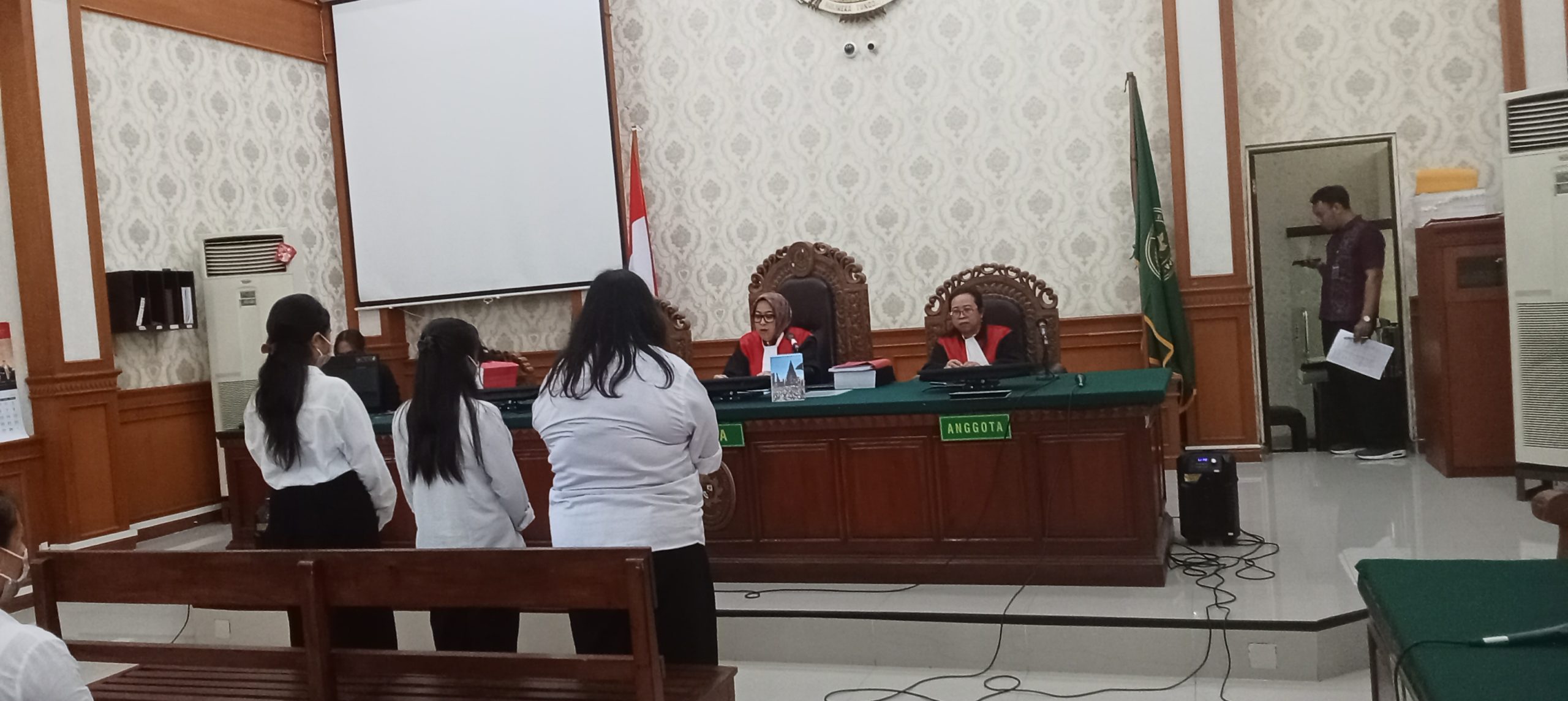 Situasi di pengadilan negeri (PN) Denpasar, saat hakim membacakan putusan kepada terdakwa hukam 7 tahun penjara dalam kasus prostitusi berkedok spa, kamis, 6/3/2025. (Foto/Orin)