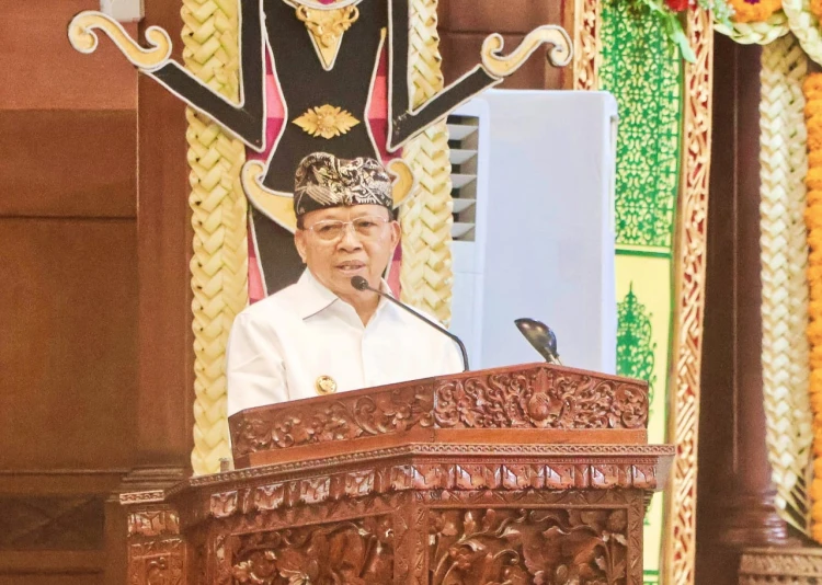 Gubernur Bali periode 2025-2030 Wayan Koster saat memberi pidato perdana di rapat paripurna ke-9 DPRD provinsi Bali Selasa, 4/3/2025. (Foto/Orin)